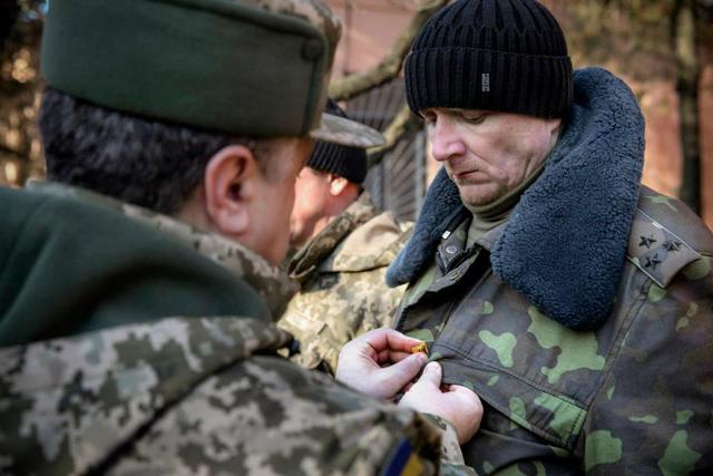 Пленный солдат ВСУ в шоке от нового Героя Украины, бросившего в котле своих подчиненных (ВИДЕО)
