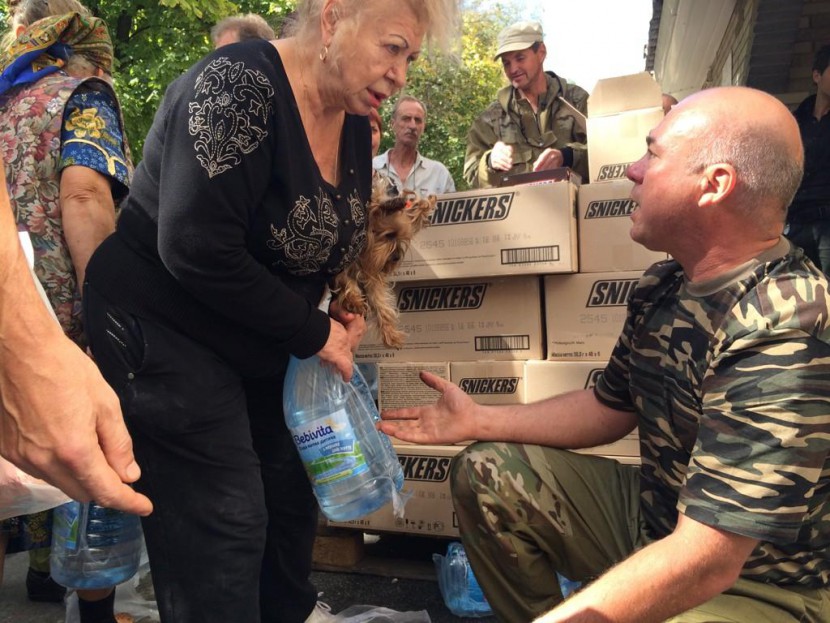 Раздача гуманитарной помощи, которая прибыла накануне из России.