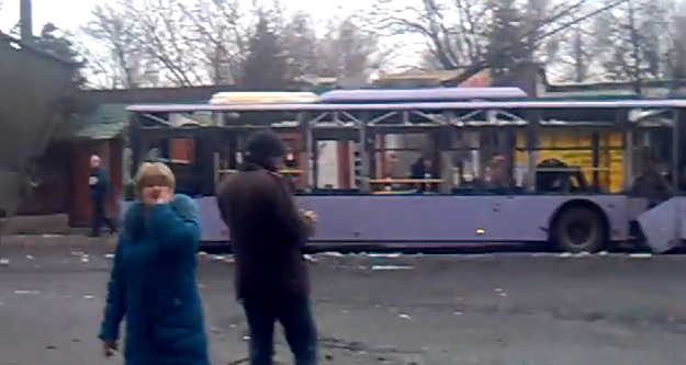 В Донецке снаряды карателей попали в троллейбус  (видео)