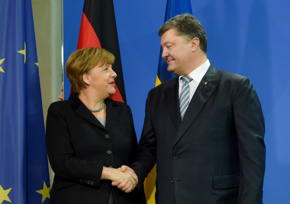 Порошенко на встрече с Меркель забыл пожать ей руку (видео)