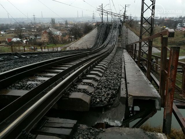 В Мариуполе начались работы по восстановлению взорванного железнодорожного моста.