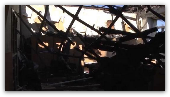 Пленные разбирают завалы в разрушенной донецкой школе