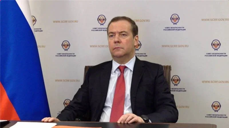 Медведев в День России опубликовал коллаж с киевским майданом независимости, над которым развевается российский флаг