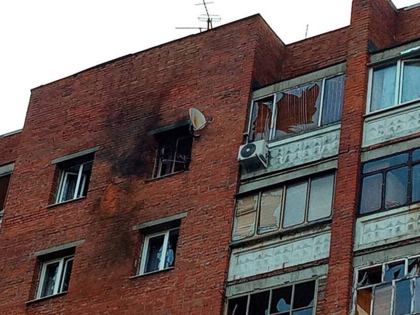 Украинский беспилотник врезался в жилой многоквартирный дом в Курске