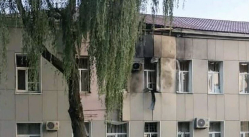 Упавший беспилотник повредил крышу здания СК в Брянске