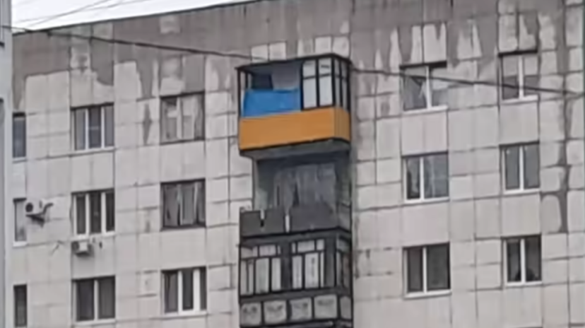 Жительница Белгорода перепутала украинский флаг с одеялом на соседней многоэтажке