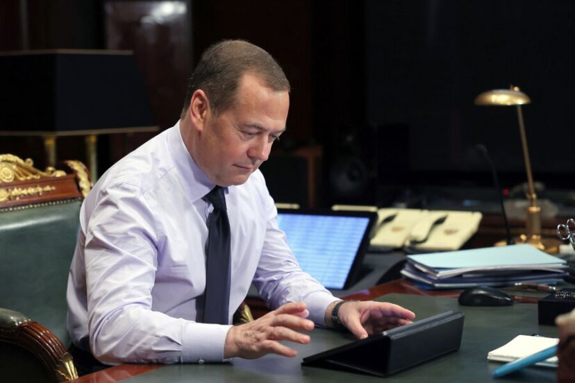 Медведев заявил, что Россию невозможно победить