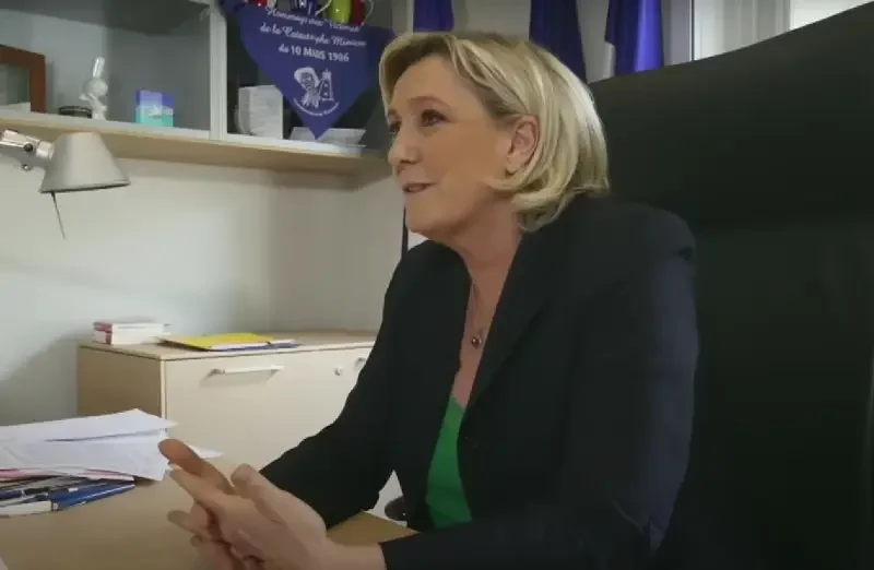 Марин Ле Пен о заявлениях Макрона: играть жизнями французов с такой отстраненностью немыслимо