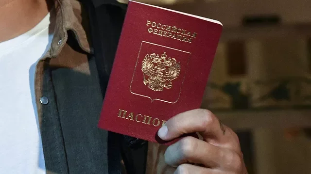 Мнение: Раздача паспортов и украинская "верность"