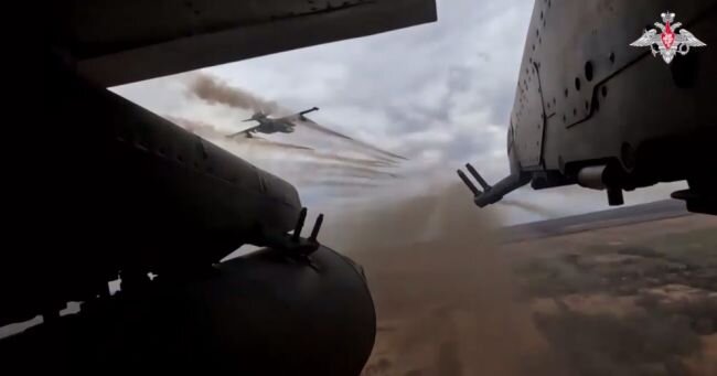 Российская авиация уничтожила эшелон с техникой и склады боеприпасов ВСУ