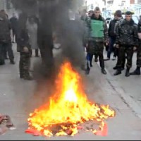 Бандеровцы в Киеве сожгли офис Компартии Украины. Жгли Знамена Победы (Видео)