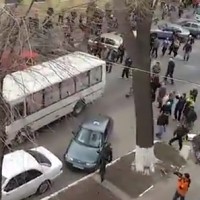 В центре Харькова, люди закидали камнями автобус со спецназом (ВИДЕО)