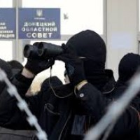 В Донецке представителей ДНР штурмуют центральный офис «ПриватБанка»
