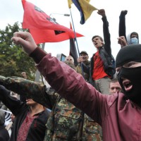 Беспорядки в Киеве на марше памяти "небесной сотни"