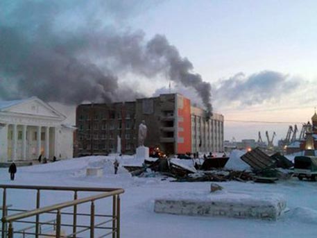 Пенсионер поджег здание мэрии Дудинки в Красноярском крае, трое погибли