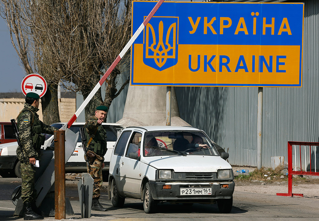 Белорусские пограничники задержали около 200 украинцев с оружием и битами