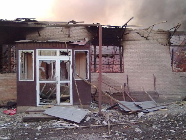 В Амвросиевке после "Градов" до сих пор откапывают людей (видео)