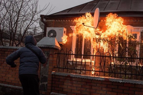 В Харькове дом полицейского забросали камнями и коктейлями Молотова