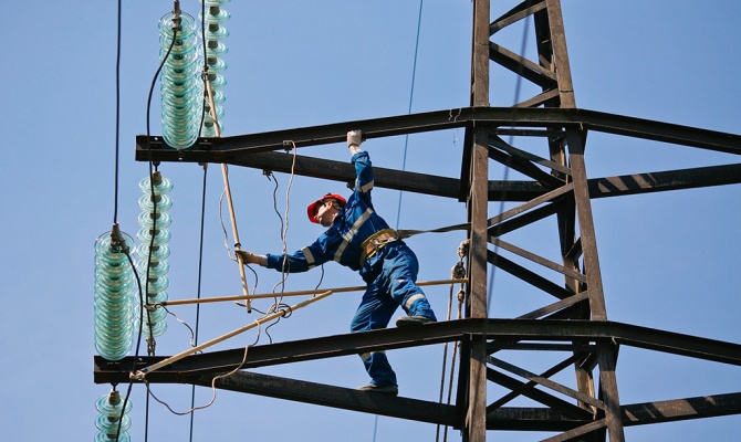 Веерные отключения электроэнергии произошли сегодня в Крыму из-за аварии на линии, питающей полуостров