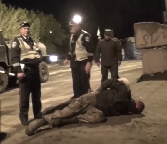 Пьяный украинский военный с ножом напал на пост ГАИ в Николаеве (видеосюжет "Cassad-TV")