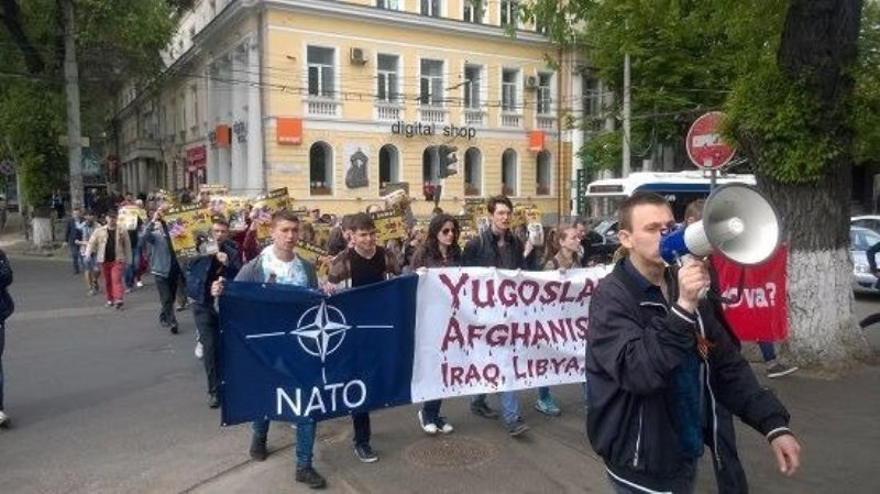 После протестов оппозиции военная техника НАТО покинула Кишинев