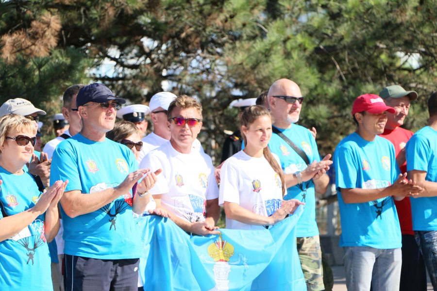 В Севастополе стартовал парашютный фестиваль