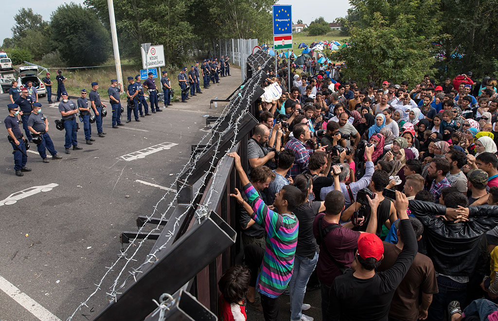 Кризис с мигрантами: Хорватия перекрыла дороги из Сербии