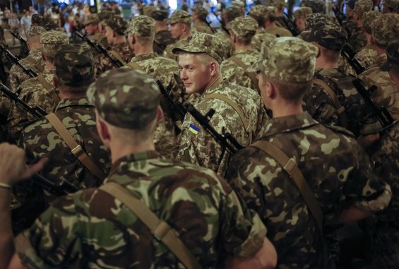 Порошенко предложил Раде увеличить численность армии до 250 тысяч человек