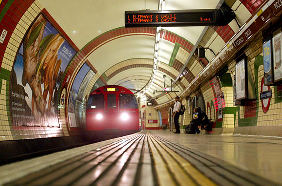 "Че ты сказал-то, дрянь?" - Русский в лондонском метро бьет грабителей-мигрантов