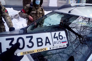 Бесчинствующие молодчики "Правого сектора" скрутили номерные знаки с российской машины (видео)