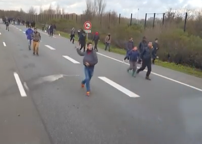 Гостеприимные европейцы таранят толпы озверевших мигрантов на грузовиках