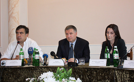 Аваков плеснул в лицо водой Саакашвили на Нацсовете реформ