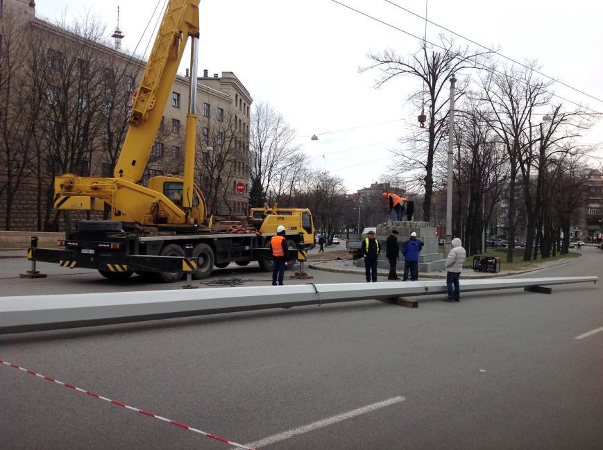 В центре Харькова подорвали стелу с украинским флагом