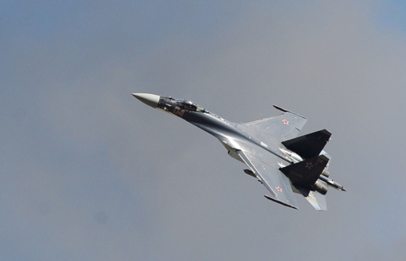 Су-27 сделал "бочку" над самолетом ВВС США