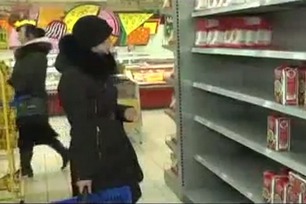 На Украине население в панике скупает продукты