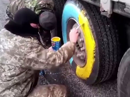 Украинские "бандиты с большой дороги" раскрашивают российские фуры в цвета украинского флага