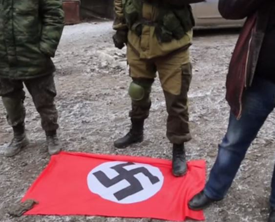 Ополченцы захватили фашистский флаг полка «Азов» (видео)