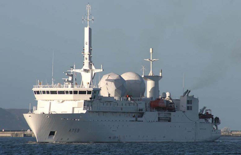 Разведывательный корабль французских ВМС "Дюпюи де Лом" 