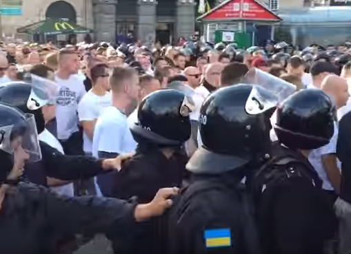 Украинские и польские футбольные фанаты подрались на Майдане (видео)