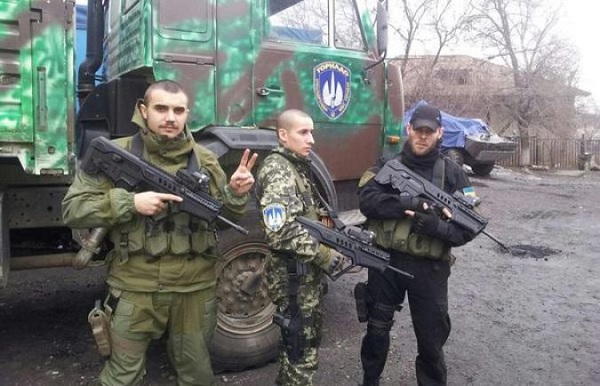 Вооруженные бойцы роты "Торнадо" стоят под Киевом