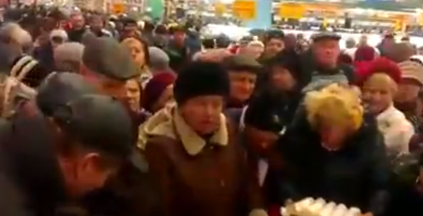 В Киеве покупатели устроили масштабную давку и драку из-за яиц