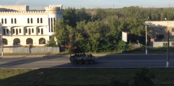 В сторону Луганска движется колонна техники ополченцев под флагами Крыма и РФ (видео)