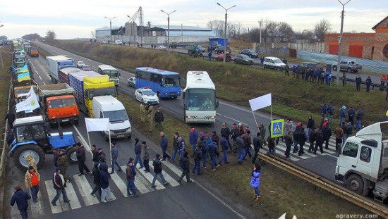 Бунтующие фермеры из Херсона вооружаются и едут в Киев