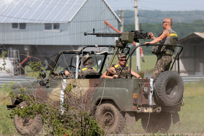 В Донецкой области люди в военной форме обстреляли автомобиль