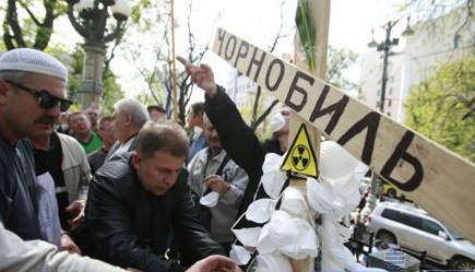 Чернобыльцы блокируют дорогу и требуют аудиенции с Яценюком