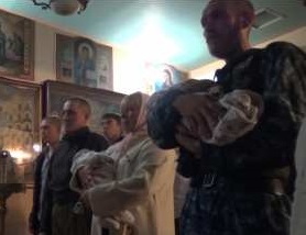Своих не бросаем: комбат Беднов стал крестным брошенного младенца (видео)