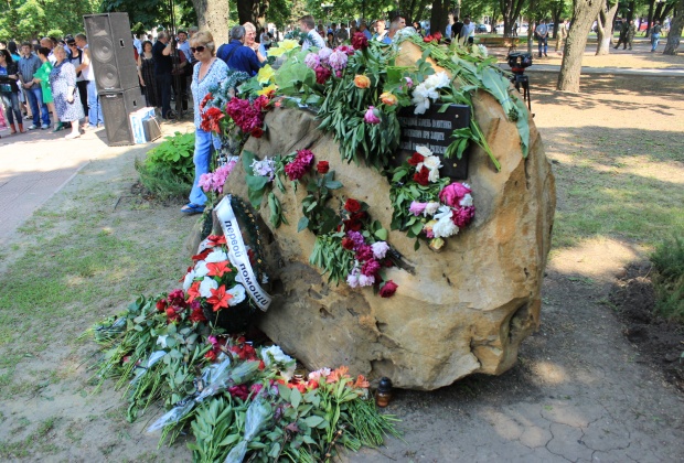 памятник в луганске