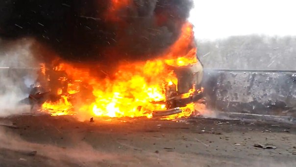 Каратели обстреляли мост в Донецке (фото, видео)