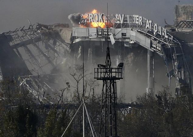 Порошенко хочет вернуть аэропорт Донецка: Варяг предложил запастись гробами