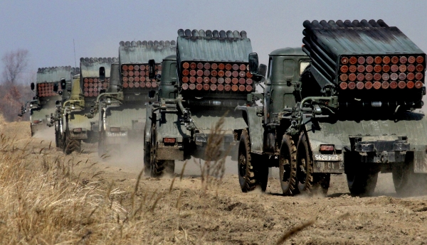 Украинские военные начали отводить артиллерию от ЛНР и ДНР